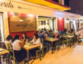 Die Auswahl an Restaurants und Bars ist in Santa Eulalia enorm, der Rummel im Hochsommer aber auch.