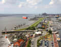 Bremerhaven: Neuerhaven und Unterweser, vom sail City-Hochhaus gesehen.