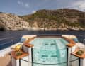 Laut Vripack zeigt sich die Handschrift der Eigner am deutlichsten auf dem Sonnendeck. Dort liegen Jacuzzi, Bar, Essplatz, Grill und ein ausfahrbarer Fernseher.