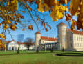 Seefassade von Schloss Rheinsberg, ein beliebtes Ausflugsziel auch im Herbst