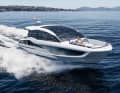 Auf dem Vordeck bietet die Galeon eine große Lounge-Einheit