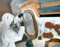 Laminating the second: In laminate construction, glass fibre and glass fabric mats are laid "step by step". Cutting the mats to size is made easier with sturdy scissors.