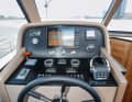 The driver can operate the rudder and gear lever just as easily as the bow and stern thrusters. The two windscreen wipers ensure clarity in rain and splash water