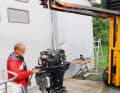 Just attach the engine weighing almost 100 kg? No problem at all with the forklift truck