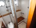 Elektrisch betriebene Toilette und Holzbank in der Eigner-Dusche sorgen für Komfort. Die Duschwanne besteht aus Corian mit Ablaufnuten. Gelüftet wird über Bullaugen