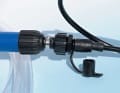 Die Lindemann-Handpumpe ist größtenteils aus Plastik gefertigt, die Koppelpunke zu den Schläuchen jedoch aus Metall.