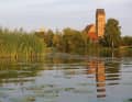 Blick vom Fluss auf die Türme von Anklam