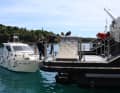 Polizeiermittler inspizieren das Schiff in Milna in der Nähe von Split.