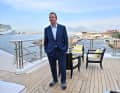 Der US-Botschafter in Italien, Tilman J. Fertitta, steht mit Schlappen auf dem Oberdeck von „Boardwalk“. Die 118-Meter-Lürssen lag zu ...