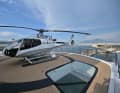 Ins Landesinnere bringt ein Airbus Helicopters H130.