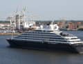 Die Superyacht "Scenic Eclipse II" fährt auf der Elbe in den Hafen von Hamburg ein.