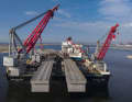 La Pioneering Spirit a Maasvlakte, Rotterdam. La particolare struttura dello scafo è ben visibile: essa consente di trasportare elementi di grandi dimensioni e pesanti e di posizionarli in mare.