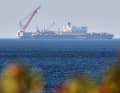 Die "Pioneering Spirit" liegt für einen Zwischenstopp vor Nienhagen in der Ostsee. Mit 382 Meter gilt das Schiff als weltweit größtes seiner Art und soll die beiden Offshore-Plattformen "OSS Darß" und "OSS Zingst" für den Windkraftpark Gennaker vor dem Darß installieren. Die Anlagen werden aus dem Rostocker Hafen zur "Pioneering Spirit" bugsiert.