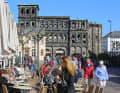 Das römische Stadttor Porta Nigra mitten in Trier.
