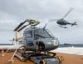 Die beiden einmotorigen Eurocopter vom Typ AS350 B3 betankt der Flight Officer an Deck, bis zu zehn Kubik­meter Kerosin werden mitgeführt.