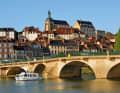 In der Stadt Joigny beginnt unser Chartertörn mit einer Linssen Penichette Evolution auf dem Fluss Yonne. Die Kathedrale und die alte Steinbogenbrücke sind die Wahrzeichen der Stadt