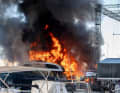 Die Azimut Magellano 25 Metri in steht in Flammen.