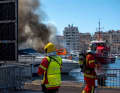 Das Feuer brach zuerst auf einem zwölf Meter langen Boot aus, das auf die Azimut überging.