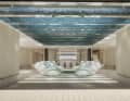 Deckenlicht: Der Glasboden des Pools schickt Licht in den Beachclub.