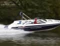 Die Larson besitzt alles, was zu einem spritzigen Bowrider gehört. Das beginnt beim kraftvollen Antriebssystem, geht über Badeplattform
	mit langer Leiter, dann ins Cockpit mit bequemer Sitz-Liege-Kombination und "Pilotenplatz" bis in den Bug, der viel Raum zum Entspannen bietet.