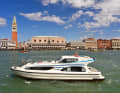 Stienerne Pracht, ruhige Natur: mit dem Charterboot unterwegs in der Lagune von Venedig