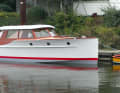 Vertical stem, forecastle, portholes: the Elbe 33 is a classic 10-metre motor cruiser in the style of the 1920s.
