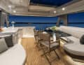 Fly: The lounge with the dining table is in the shade. A skylight can be opened or closed.