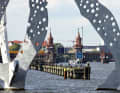 Berlins Südosten: die Oberbaumbrücke durch die Beine des Molecule Man