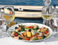 Die Küche bietet mediterrane Gerichte nach alten Insel-Rezepten