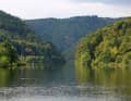 Blick stromabwärts auf die tief eingeschnittene Große Saarschleife bei Mettlach. In der rechten Bildmitte: der Aussichtspunkt Cloef.