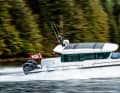 Axopar 37 Cross Cabin (Fin): 11,50 m lang, 2,80 m breit, Verdrängung 3770 kg (o.  M.). Mit 2x 350-PS-Außenborder: 257.655 €