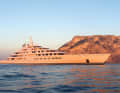 1. "Azzam" (180 Meter): Scheich Chalifa bin Zayid Al Nahyan, der Eigner der größten Yacht der Welt, starb im Mai 2022 im Alter von 73 Jahren. Die Ämter des zweiten Präsidenten der VAE und Emir von Abu Dhabi soll sein Bruder Mohammed bin Zayid übernommen haben. Ob das auch die Übernahme von „Azzam“ einschließt, ist nicht überliefert. Mohammed bin Zayid ist Eigner der 73-Meter-„Rabdan“, und Hamdan bin Zayid bin Sultan Al Nahyan gehört die 135-Meter-„Yas“, um nur einige Yachten der einflussreichen Familie zu nennen. Die 70000-Kilowatt-Motorleistung soll für 30 Knoten reichen.