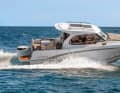 Beneteau Antares 8 (F): 8,06 m lang, 2,80 m breit, Verdrängung 2125 kg (o.  M.). Mit 250-PS Außenborder: auf Anfrage