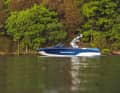 Mastercraft Blue XT22T: Just for fun Rumpfdesign, Ballast-System, der monumentale Tower mit Board-Racks und Speakern, Bugcockpit, Badeplattform, Sonnenliege und der 380 PS starke V-8er von Ilmor, der vor einer konventionellen Wellenanlage steht, lassen jedes Boarder-Herz höher schlagen