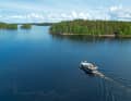 Umgeben von Natur: Südlich der Stadt Savonlinna hält unsere Charteryacht auf eine Durchfahrt zwischen zwei der insgesamt knapp 14.­000 Inseln des Saimaa zu