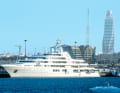 4. "Dubai" (162 Meter): Wie der Name schon sagt, macht der Siebendecker die meiste Zeit des Jahres in Dubai fest. Blohm+Voss legte den Verdränger 1996 für den Bruder des Sultans von Brunei auf Kiel. 2001 ging der Stahl-Alu-Kasko nach Dubai, wo Platinum Yachts die Andrew-Winch-Linien in vier Jahren für Scheich Mohammed bin Raschid Al Maktum fertigstellte. Dem Premierminister der VAE gehören unter anderem das Burj Al Arab und eine Pferdezucht. Sein 9150-Tonner läuft maximal 26 Knoten und hat eine Reichweite von 8500 Seemeilen, bei 25 Knoten! Winch Design machte Einrichtungsvorgaben für 50 Gästesuiten.