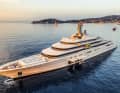 3. "Eclipse" (163 Meter): Das Blohm+Voss-Flaggschiff ist eine von vielen Yachten des Roman Abramowitsch. Nachdem der Oligarch und Ex-Besitzer des FC Chelsea von der EU sanktioniert wurde, ermittelten Behörden seine aktuelle Flotte. Diese umfasst die 2021 gelieferte „Solaris“  (139,70 m, Platz 15), den Versorger „Garçon“ (67 m), die Amels 180  „Halo“ (55 m) und – für den unauffälligen Auftritt – wohl das Heesen-Format „Aquamarine“ (50 m). „Eclipse“ eilte nach Ausbruch des Ukraine-Krieges von der Karibik über das Mittelmeer in die Türkei, wo das 163 Meter lange Disdale-Design einen „sicheren Hafen“ fand.