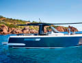 Fjord 38 Xpress (D): 11,63 m lang, 3,64 m breit, Verdrängung 8225 kg (o. M.). Mit 2x 300 PS Außenborder: 370.864 €