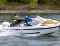 Die Ibiza 711 Touring in voller Fahrt auf dem Rhein