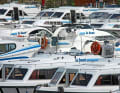 Hausboot-Charterflotte von Le Boat in der Marina Wolfsbruch. Auch hier gibt es viel Platz für Törns auf Binnenrevieren