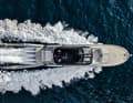 Hebel auf den Tisch: Mit einer Höchstgeschwindigkeit von 55 Knoten zählt die  Super Sportivo 100 GTO  zu den schnellsten Großyachten der Welt.