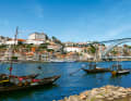 Nachbildungen der typischen „Rabelos“ auf dem Douro vor der Brücke Luís I. und der Kulisse der Stadt Porto