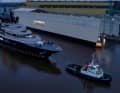 Anhand der im Hintergrund festgemachten „Opera“ gehen Yachtspotter bei Projekt „Luminance“ von einer Länge von 145 Meter aus.