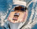 ug and stern shaft of a classic displacer. However, the elegant hull shape can also be easily recognised from this perspective