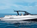 Sacs Rebel 47: Wer es eilig hat, wählt die Außenborderversion mit 3x 425 PS, die 50 kn schnell ist. Alternativ stehen zwei 440 PS starke Dieselmotoren mit Z-Antrieb zur Wahl. Konkurrenzlos  sind dagegen die RIB-Konstruktion und die Ausstattung mit zwei Kabinen und einem Badezimmer.