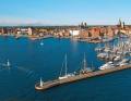 Der Stadthafen von Stralsund mit der Citymarina, den markanten Speichern und der Altstadt dahinter. Die weiße Fassade gehört dem Meeresmuseum Ozeaneum