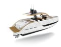 Invictus TT420:  Den 440 PS starken Volvo-Penta- Diesel mit Z-Antrieb, das Cockpit, klappbare „Balkone“ und  die Kabine unter Deck gibt es im Doppelpack. Hardtop, Steuerkonsole, absenkbare Badeplattform, Tendergarage, Pantry, Dinette und ein Duschbad sind Singles. Art des Hauses und immer dabei: das dynamische, von Christian Grande gezeichnete Design
