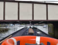 Eine Handbreit Luft über dem Dach: Passage der geschlossenen Prince Street Bridge in Bristol