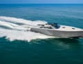 Das Bimini-Top lässt sich unsichtbar verstauen und in der Wetbar im Cockpit warten Drinks.