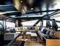 die rundum verglaste Oberdecklounge grenzt an den Steuerstand an.